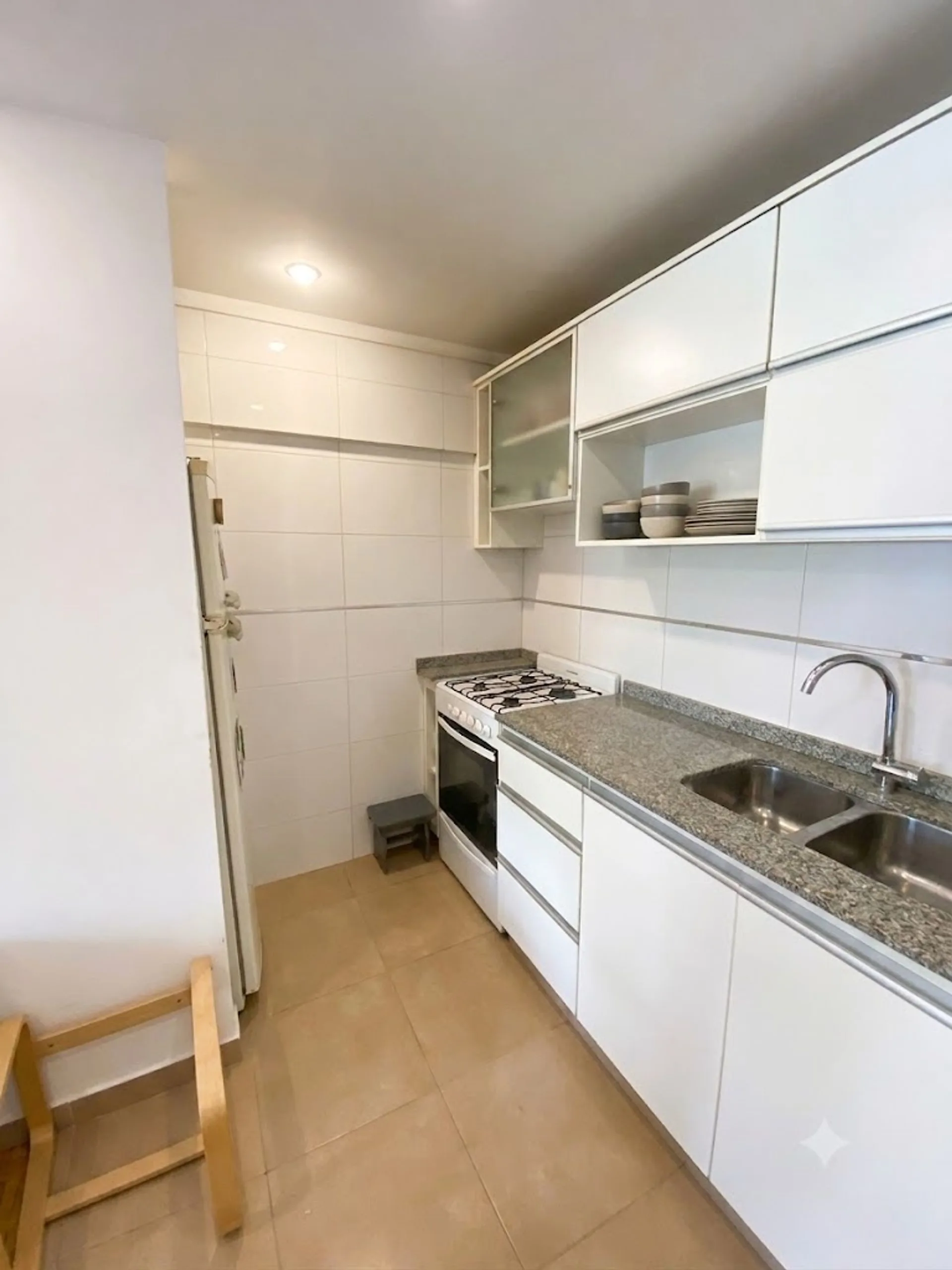 Monoambiente con balcón, cochera y vista abierta foto 3