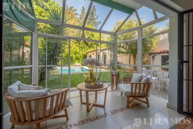 Casa 5 ambientes Vicente López, con pileta, galeria y 2 dos cocheras