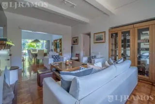 Casa 5 ambientes Vicente López, con pileta, galeria y 2 dos cocheras foto 2
