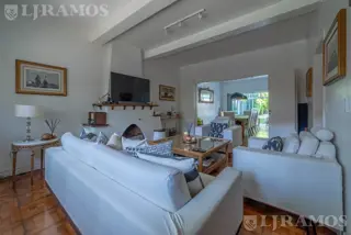 Casa 5 ambientes Vicente López, con pileta, galeria y 2 dos cocheras foto 3
