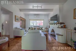 Casa 5 ambientes Vicente López, con pileta, galeria y 2 dos cocheras foto 5