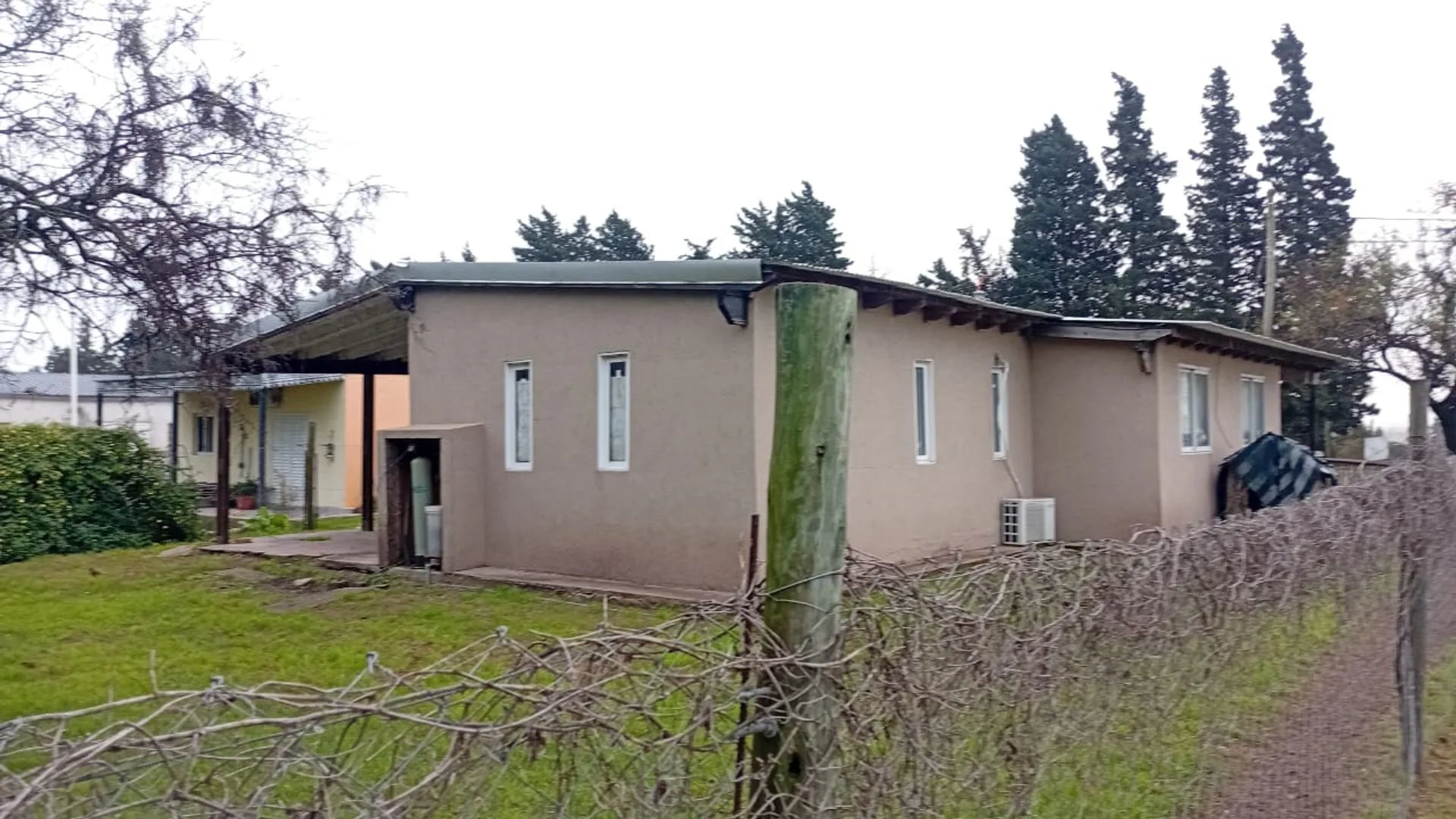 Casa 2 dormitorios y gran terreno, Oro Verde foto 2