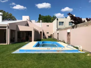 En Venta Casa 4 Dormitorio Bº Jardines del Rey 600 mts2 foto 2