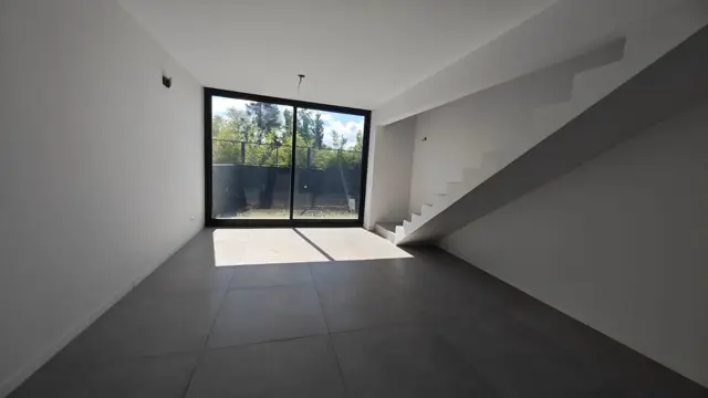 DUPLEX CON JARDIN 2 DORMITOR Y COCHERA EN UP PILAR