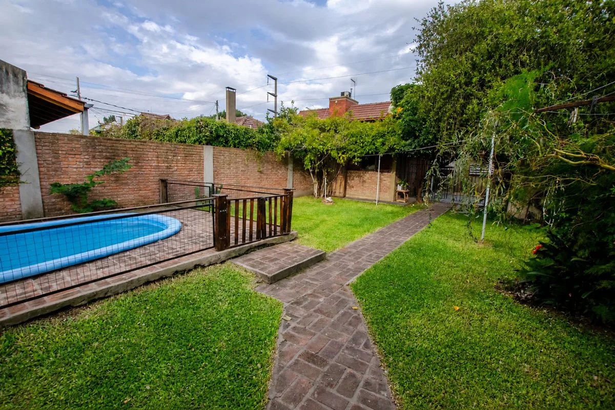 CASA EN VENTA BURZACO CON QUINCHO Y PILETA foto 2