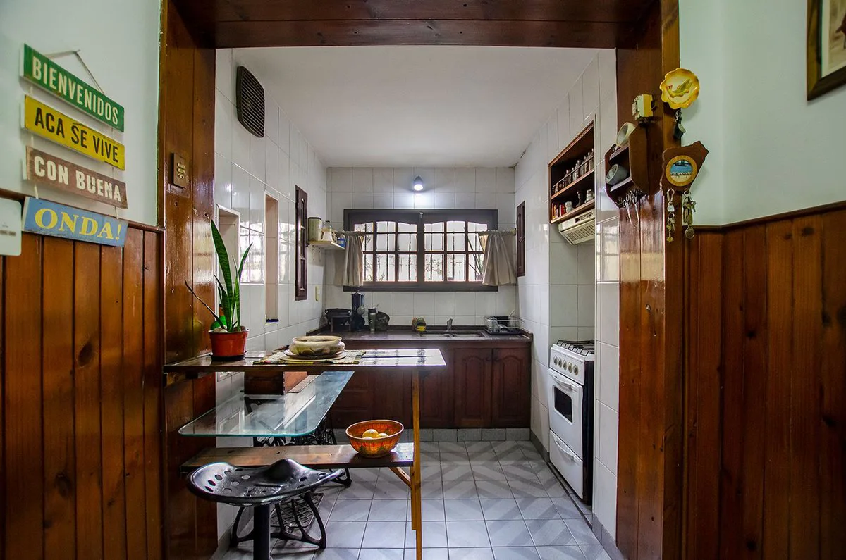 CASA EN VENTA BURZACO CON QUINCHO Y PILETA foto 5