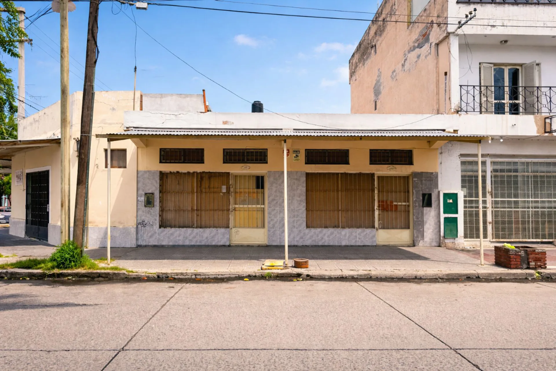EN VENTA LOCALES COMERCIALES EN MORENO Y MAIPU foto 2