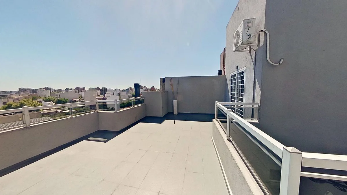 VENTA DEPARTAMENTO 3 AMBIENTES AMPLIO C/ COCHERA foto 2
