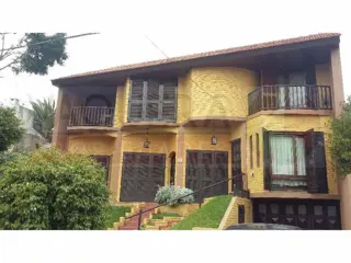 Solido Chalet en Dos Plantas con Jardin en Lote Propio foto 1