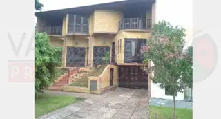 Solido Chalet en Dos Plantas con Jardin en Lote Propio foto 2