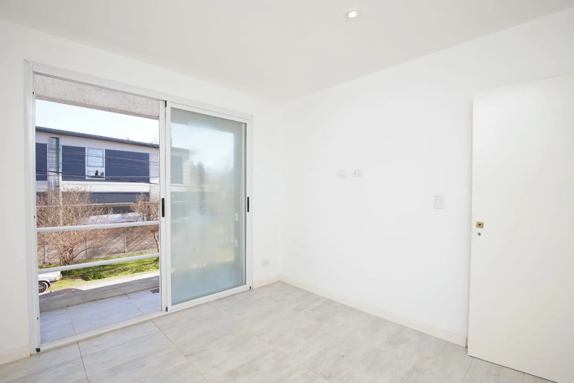 Venta Duplex 3 ambientes De Vicenzo con cochera foto 3