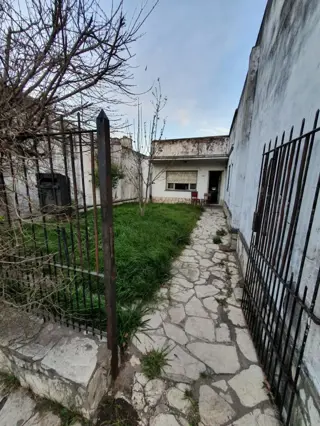 LOTE DE 10 X 30 m CON CASA A DEMOLER foto 1