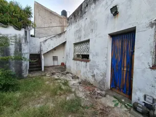 LOTE DE 10 X 30 m CON CASA A DEMOLER foto 3