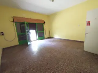 LOCAL COMERCIAL DE APROXIMADAMENTE 35 m2 CON BAÑO TOILETTE Y COCINA. AMPLIO FRENTE CON PERSIANA METÁLICA Y VIDRIERAS. foto 1