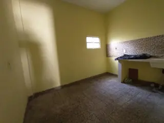 LOCAL COMERCIAL DE APROXIMADAMENTE 35 m2 CON BAÑO TOILETTE Y COCINA. AMPLIO FRENTE CON PERSIANA METÁLICA Y VIDRIERAS. foto 2