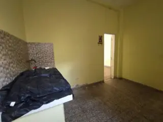 LOCAL COMERCIAL DE APROXIMADAMENTE 35 m2 CON BAÑO TOILETTE Y COCINA. AMPLIO FRENTE CON PERSIANA METÁLICA Y VIDRIERAS. foto 3