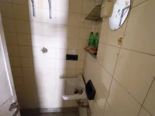 LOCAL COMERCIAL DE APROXIMADAMENTE 35 m2 CON BAÑO TOILETTE Y COCINA. AMPLIO FRENTE CON PERSIANA METÁLICA Y VIDRIERAS. foto 4