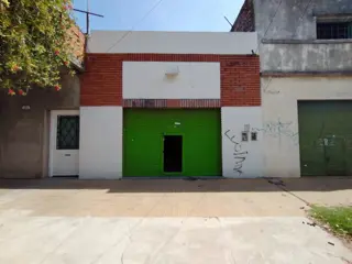 LOCAL COMERCIAL DE APROXIMADAMENTE 35 m2 CON BAÑO TOILETTE Y COCINA. AMPLIO FRENTE CON PERSIANA METÁLICA Y VIDRIERAS. foto 5