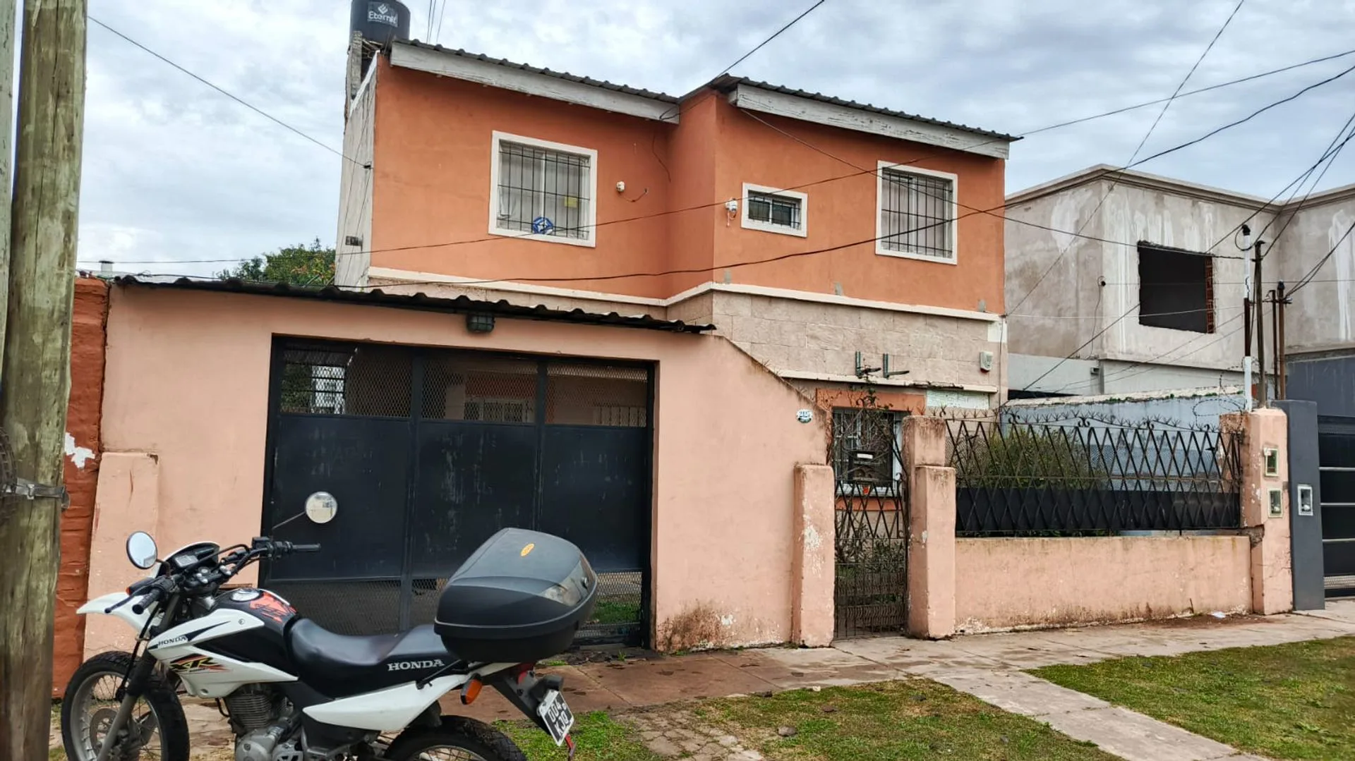 VENTA CASA + DEPARTAMENTO  , GARAGE, PATIO foto 2