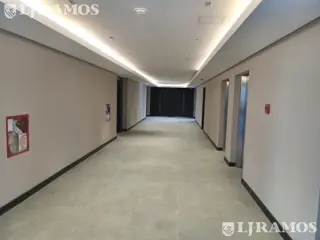 Alquiler de oficina de 86m2 en San Isidro foto 5