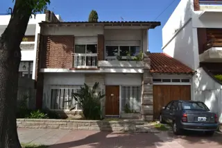 Vta casa 3 amb .dep cochera, jardin, trrza y blcon foto 2