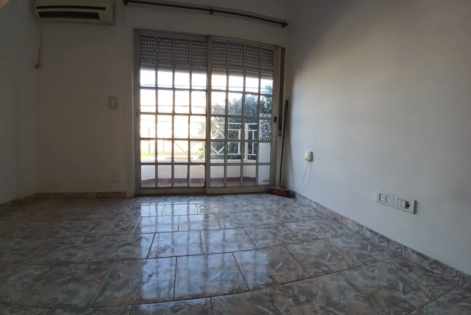 Departamento 3 Ambientes al Frente – Muy Luminoso y Recién Pintado – Excelente se escuchan ofertas!!! foto 2