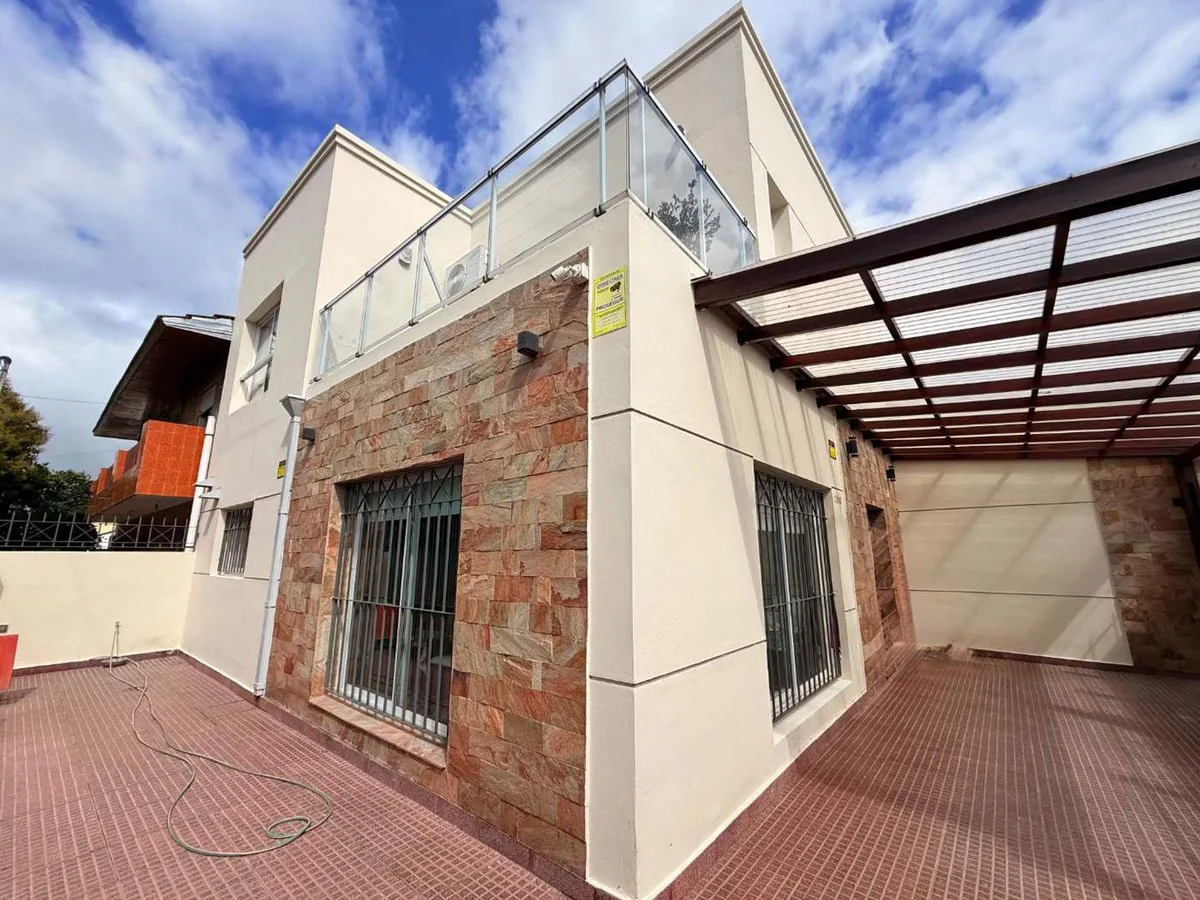 VENTA CASA 3 AMBIENTES CON GARAJE, PATIO Y BALCON! foto 3