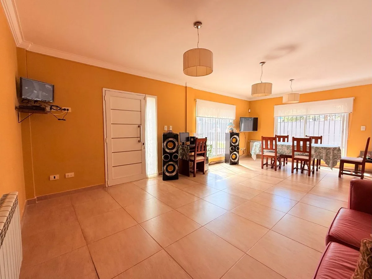VENTA CASA 3 AMBIENTES CON GARAJE, PATIO Y BALCON! foto 4