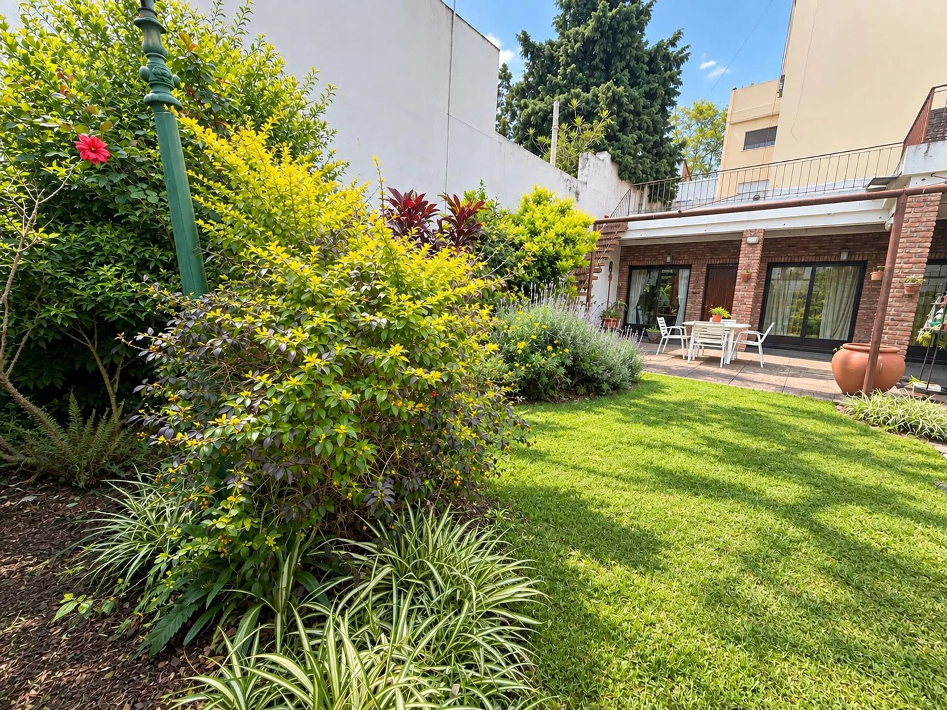 VENTA CASA EN LOTE PROPIO CON QUINCHO – VERSALLES foto 2