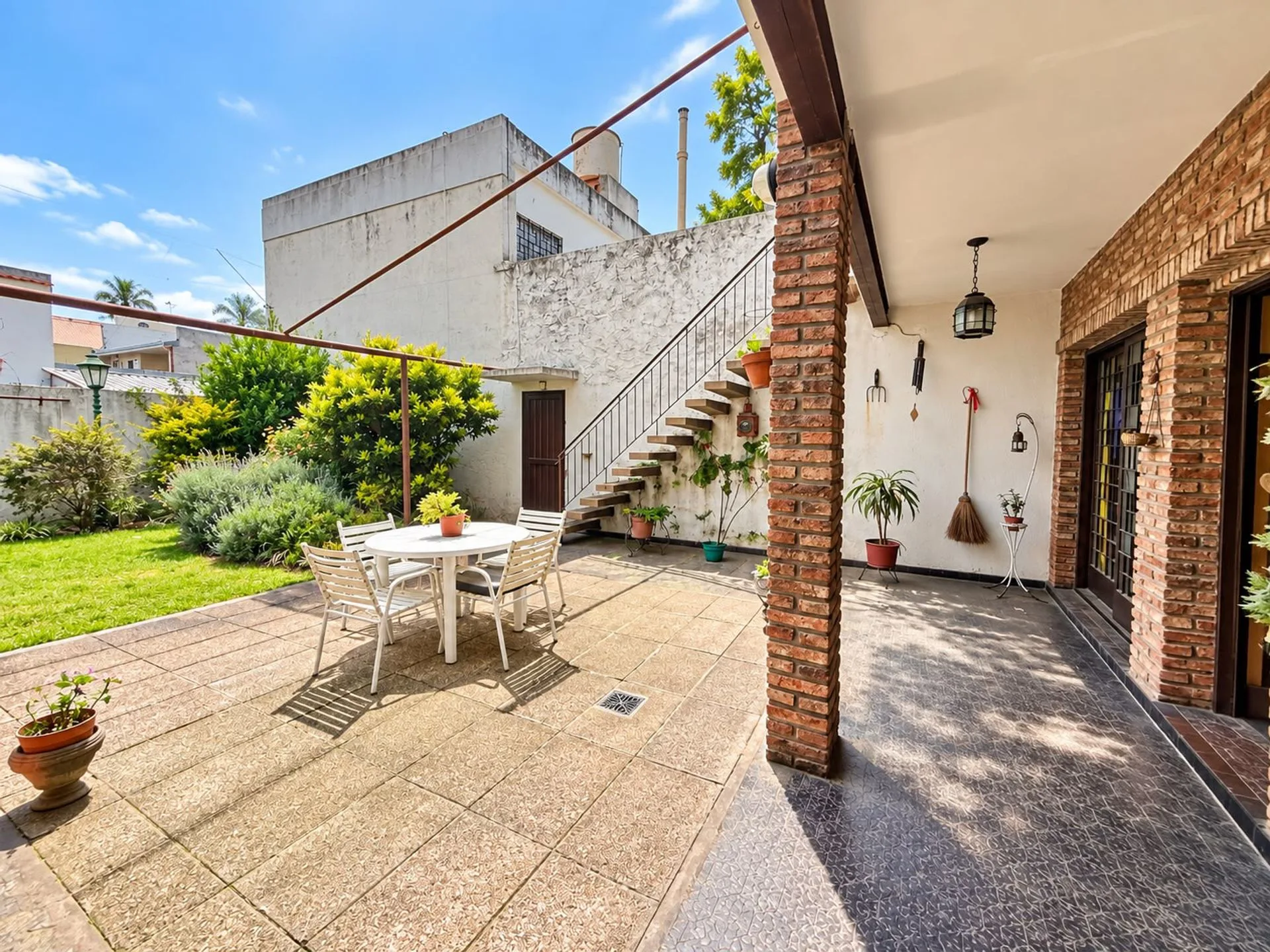 VENTA CASA EN LOTE PROPIO CON QUINCHO – VERSALLES foto 4