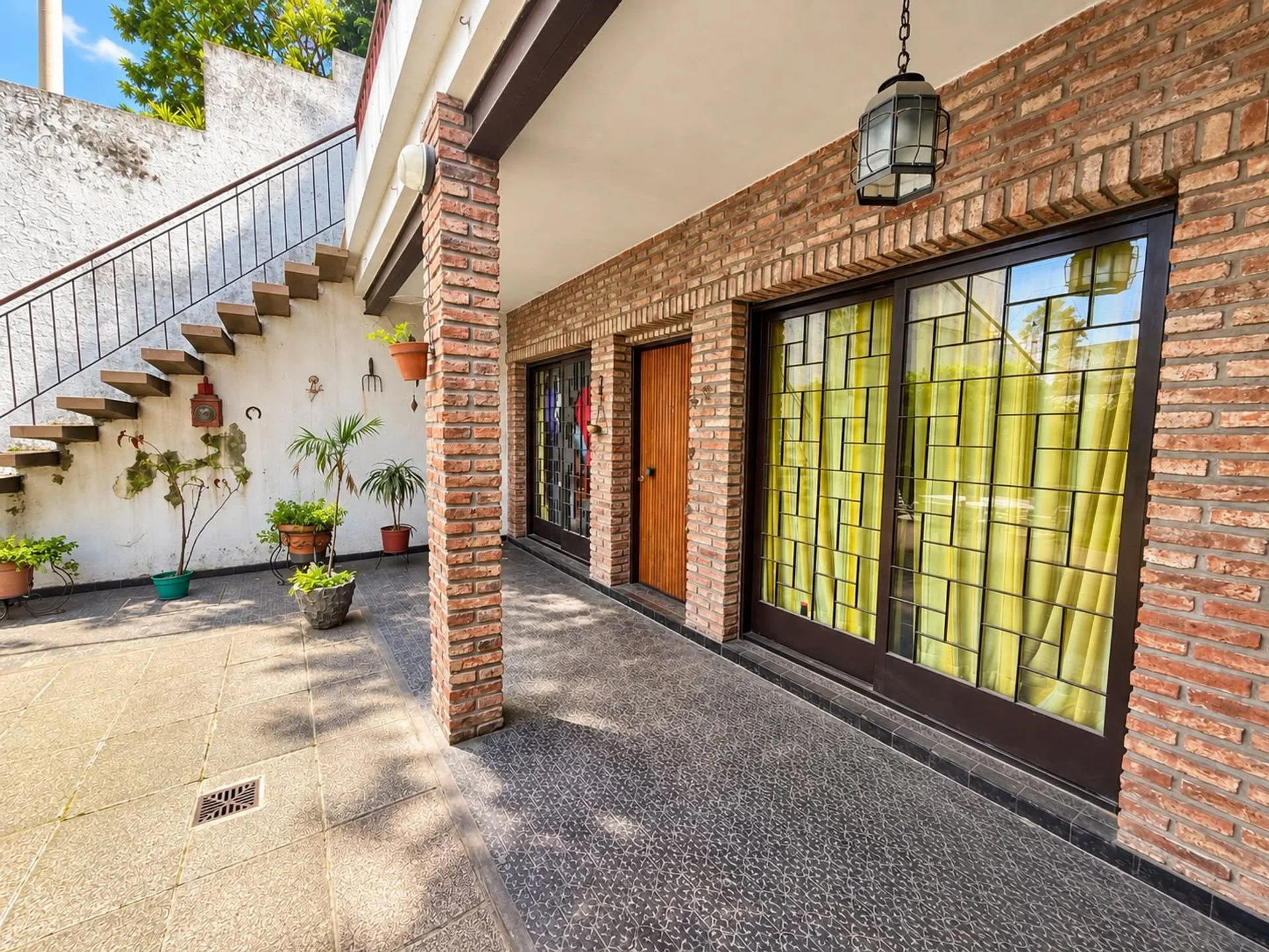 VENTA CASA EN LOTE PROPIO CON QUINCHO – VERSALLES foto 5