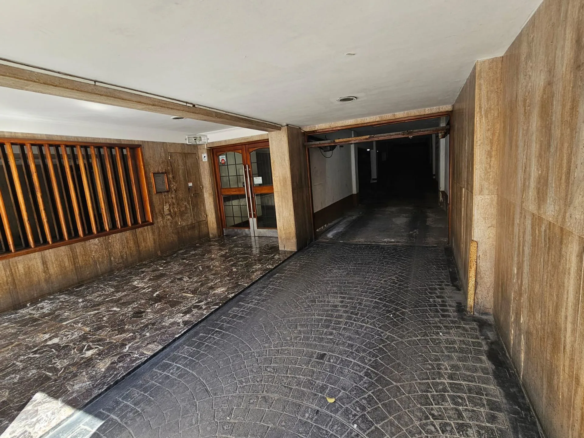 VENTA COCHERA CENTRO PLANTA BAJA PORTON AUTOMATICO foto 2