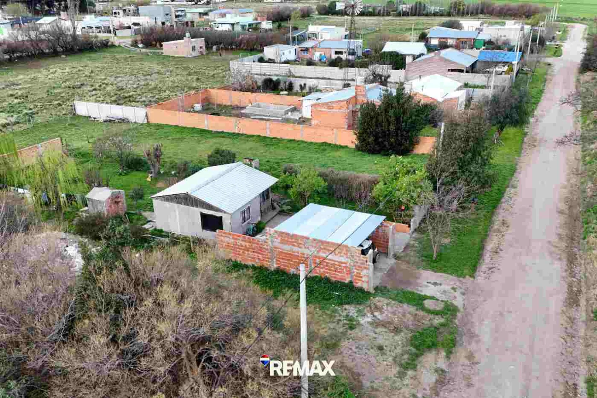 Lote en Saldungaray con casa a refaccionar foto 2