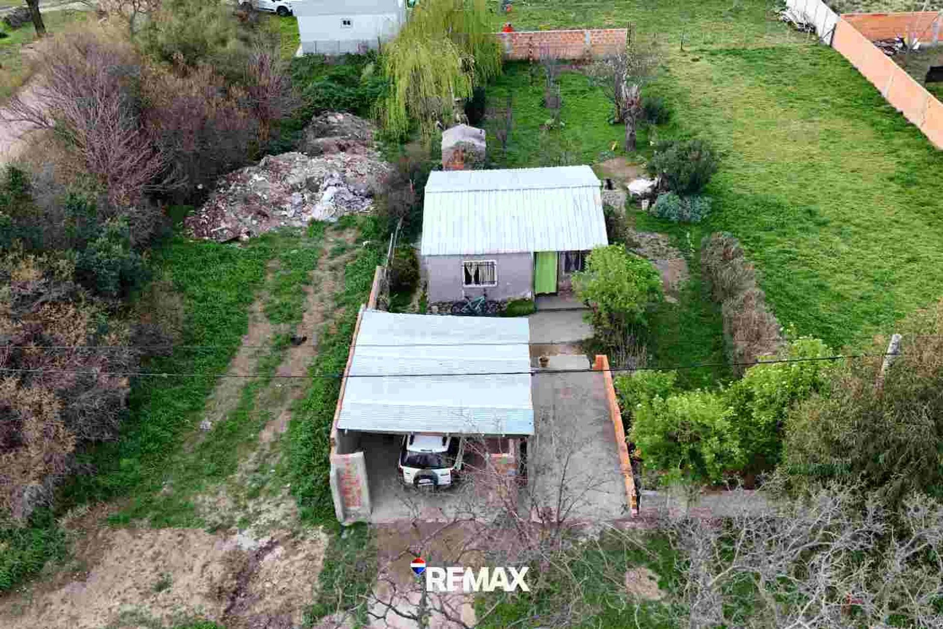 Lote en Saldungaray con casa a refaccionar foto 3