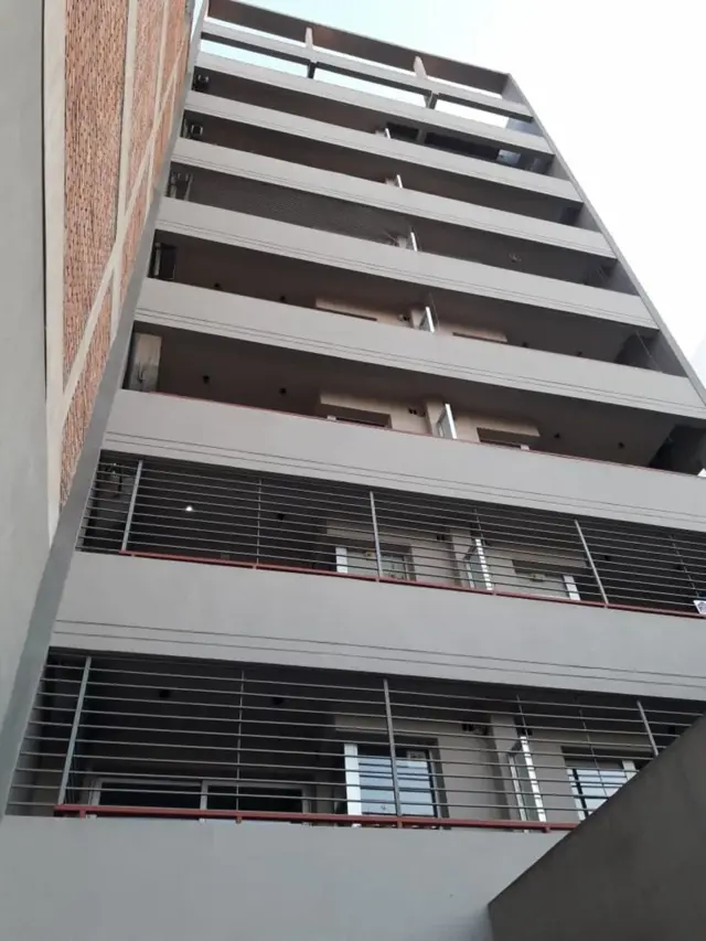 EXCELENTE DEPTO 2 AMBIENTES CON COCHERA CUBIERTA - CASTELAR CENTRO