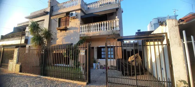 Casa en Lomas Del Mirador - 5 ambientes - Parrilla- Cochera - Pileta - Parque - Amplia - Oportunidad