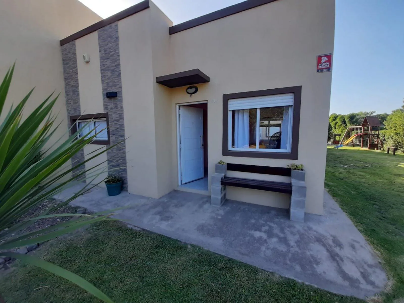 Nearly New 1-Bedroom Cabin with Garden and Grill in Parquemar, Miramar – photo 14 of 15