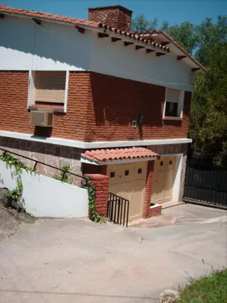 CASA EN CARLOS PAZ CON 2100 MT2 DE TERRENO A 12 CUADRAS DEL CENTRO foto 1