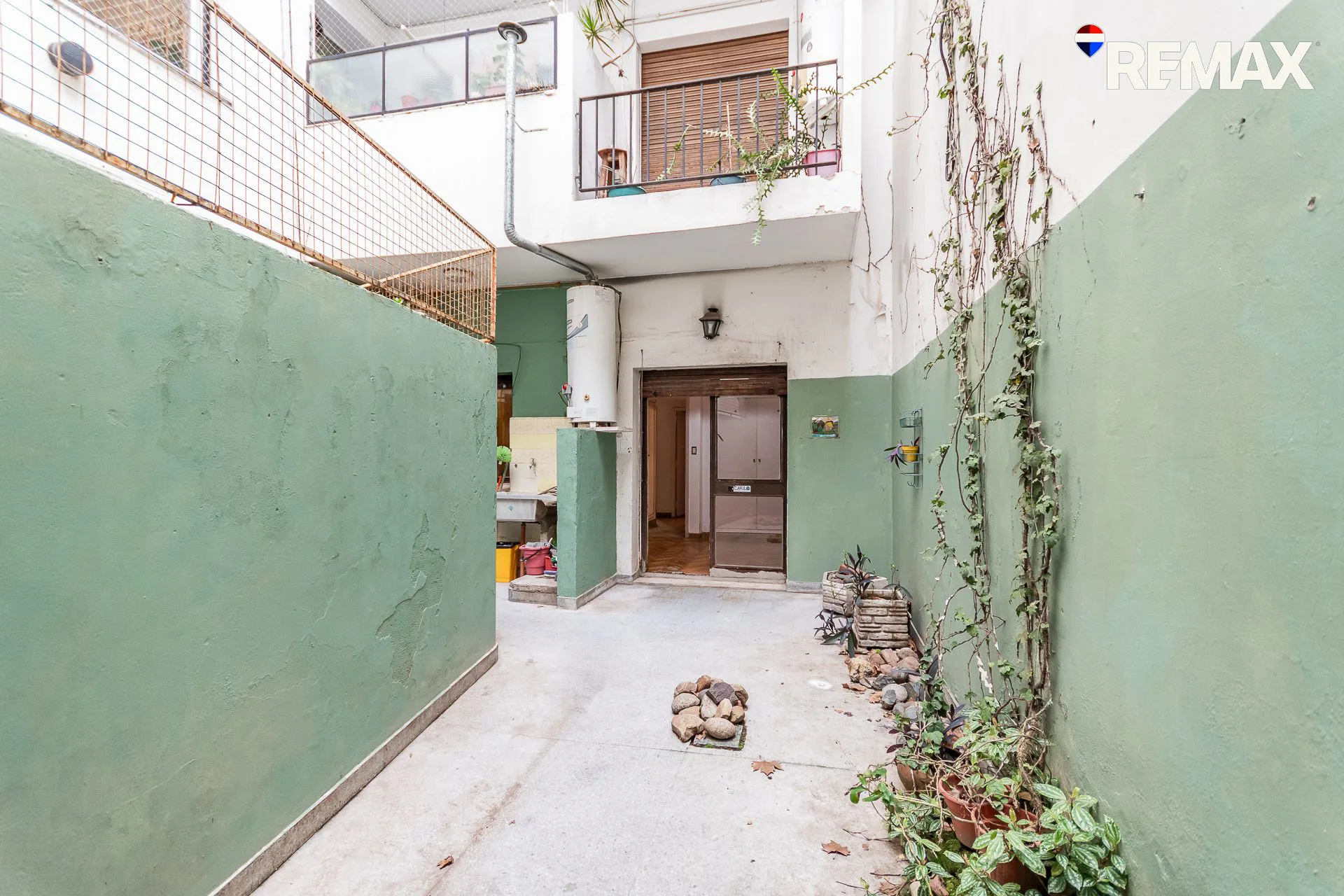 VENTA DPTO. 4/5 AMB-C/DEPEND. Y PATIO EN FLORES foto 3