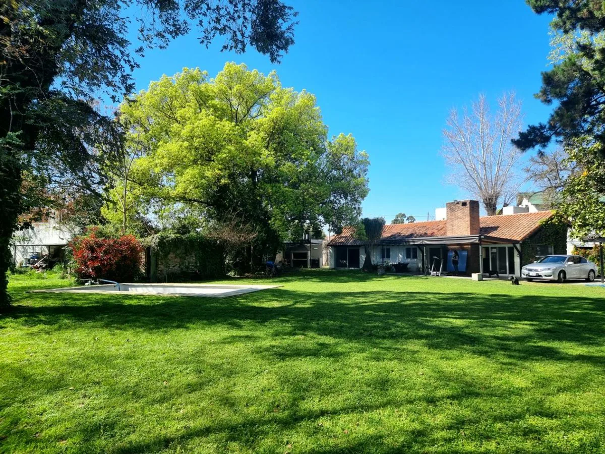 Venta Casa con terreno de 1.800m², Pablo Nogues. foto 2