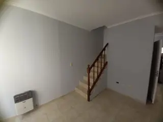 Excelente dúplex de 3 ambientes con cochera descubierta fija, ubicado en Villa Luzuriaga. foto 3