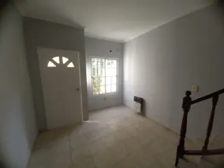 Excelente dúplex de 3 ambientes con cochera descubierta fija, ubicado en Villa Luzuriaga. foto 5