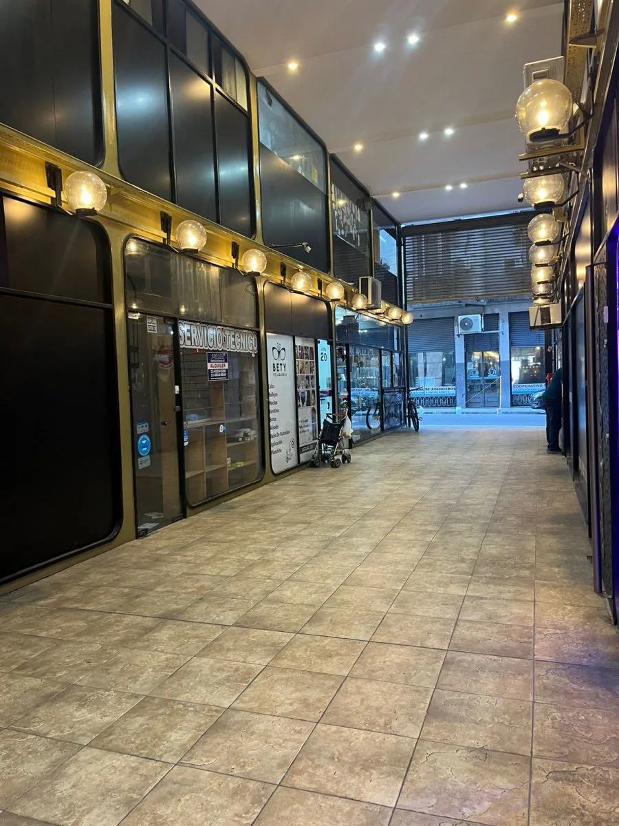Local comercial en alquiler – Av. de Mayo 1269, Galería.
