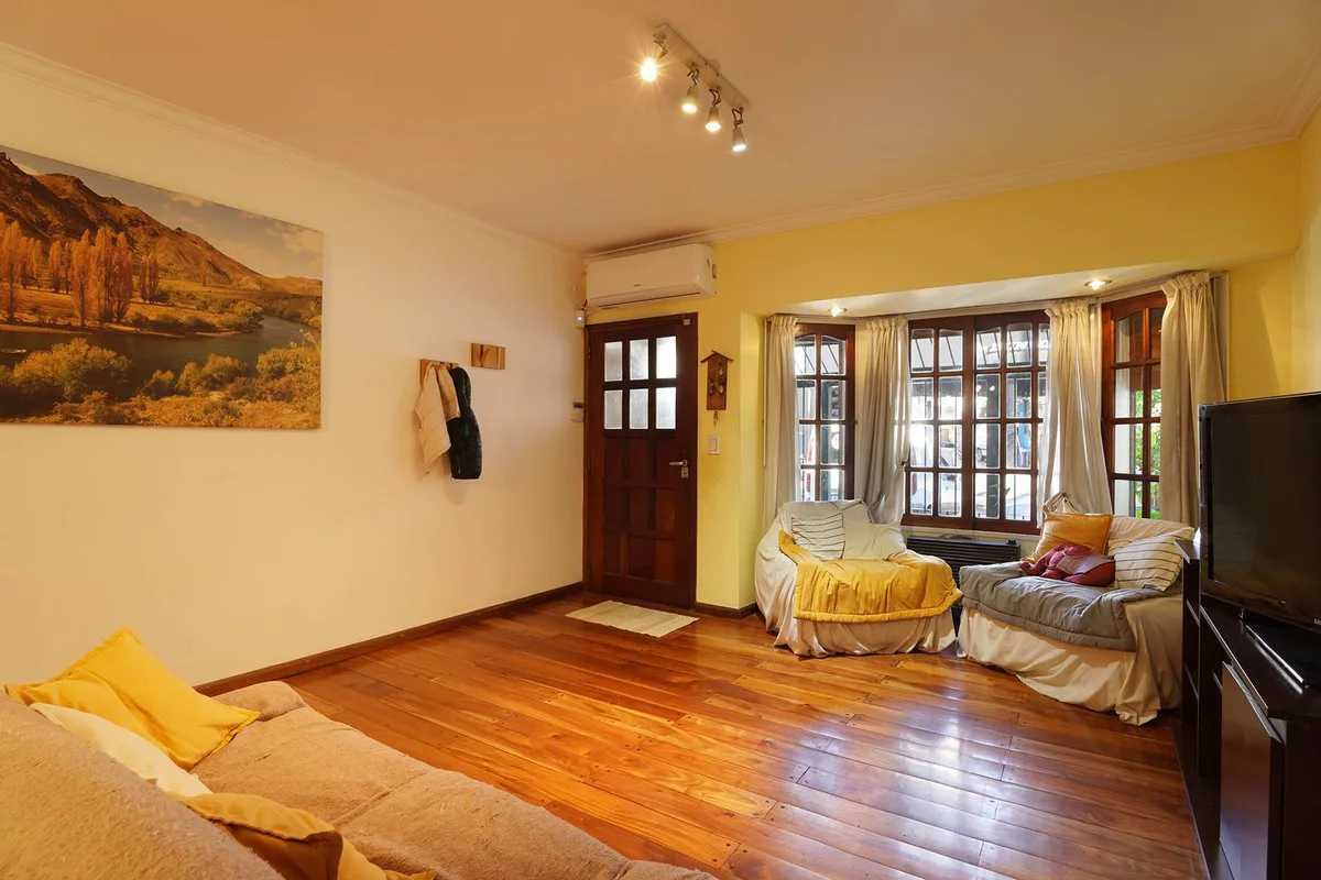 VENTA CASA 4 AMB COGHLAN COCHERA QUINCHO PERMUTA foto 2