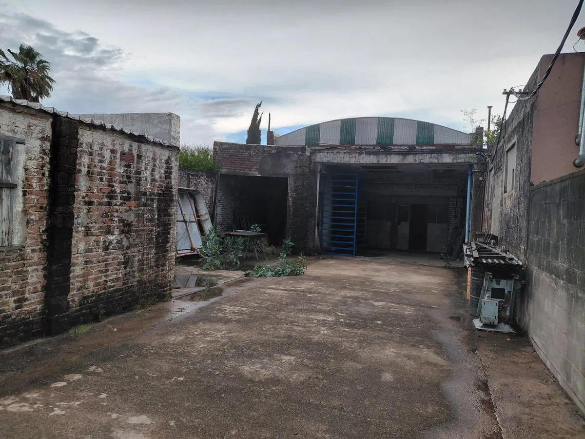 VENTA GALPON - BARRIO ROCA foto 3