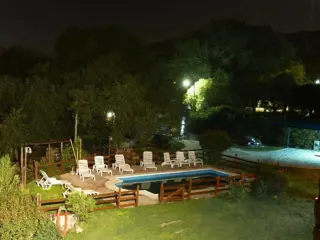 ESPECTACULAR COMPLEJO DE 5 DEPARTAMENTOS+ UNA CASA DE 3 DORMITORIOS! CON 59 MTS. DE COSTA AL RIO . SOL Y RIO!!! foto 3