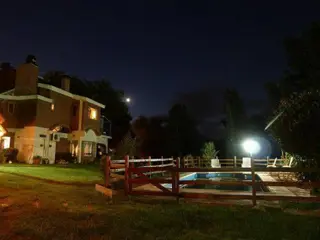 ESPECTACULAR COMPLEJO DE 5 DEPARTAMENTOS+ UNA CASA DE 3 DORMITORIOS! CON 59 MTS. DE COSTA AL RIO . SOL Y RIO!!! foto 4