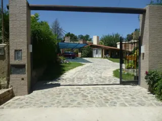 ESPECTACULAR COMPLEJO DE 5 DEPARTAMENTOS+ UNA CASA DE 3 DORMITORIOS! CON 59 MTS. DE COSTA AL RIO . SOL Y RIO!!! foto 5