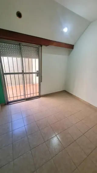 Departamento tipo casa al frente 3 ambientes, en planta baja con patio y parrilla. SIN EXPENSAS foto 2