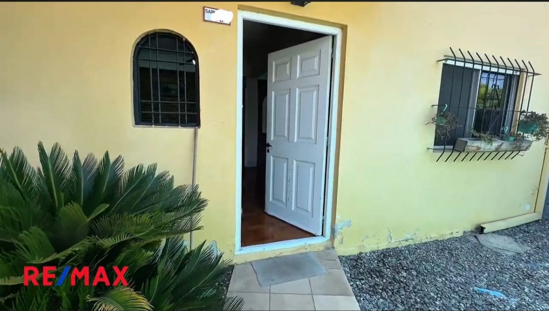 Muy Buena casa en el centro de Garin foto 2